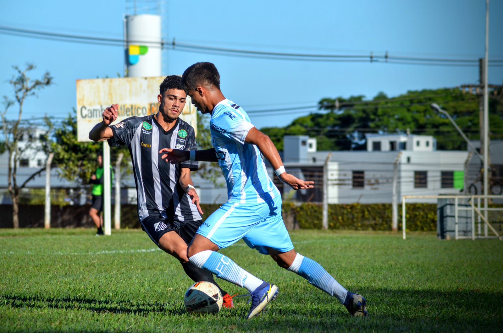 João Carlos mostra qualidade e eficiência na lateral-direita